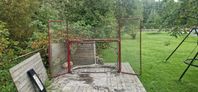 hockeymål med backstop och puckar