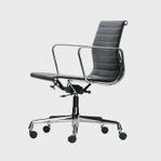 Eames Vitra EA 117 snurrstol med armstöd / hemmakontor