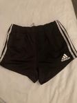 snygga korta adidas shorts