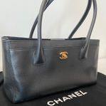 CHANEL VÄSKA - KLASSISK DESIGN EXECUTIVE - PERFEKT SKICK!