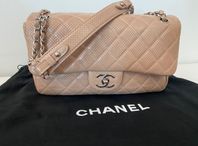 CHANEL VÄSKA - KLASSISK DESIGN // BEIGE FÄRG & SILVER KEDJ