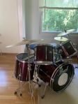 Pearl, komplett trumset: trummor, cymbaler, stativ, pedaler