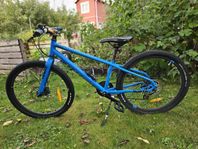 Juniorcykel MTB White xc 240 Lite 24 tum, 8 växlar