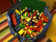 Duplo Lego en Ikea-kasse med 10 kilo byggmaterial 