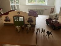 Schleich - stall, hästar och transport med tillbehör 