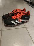 fotbollsskor adidas storlek 40. Mycket fint skick 