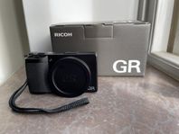 Ricoh GR III i nyskick med tillbehör