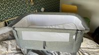 Bedside crib sidosäng spjälsäng baby kinderkraft resesän