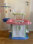  Baby set med matstol, badkar, hyllor, garderob m.m