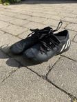 adidas fotbollsskor Stl 33