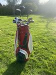 Golf bag med gamla klubbor