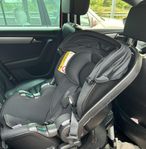 Babyskydd tillsammans med roterbar ISOFIX bas säljes.