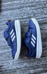 Adidas sneakers i storlek 26