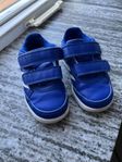 Adidas sneakers i storlek 24