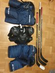 Ishockeybyxor, axelskydd, klubbor