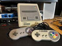 Super Nintendo med två handkontroller(en original)