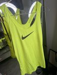 Nike neon gul topp, Strl S