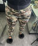 Fashionnova camouflage byxor, storlek M