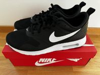 Nya Nike Air Max Invigor i storlek 43