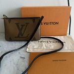 Louis Vuitton Double Zip Pochette Axelremsväska Väska