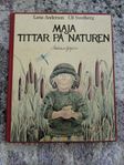 Maja tittar på naturen. 