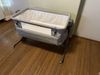 KINDERKRAFT Sidosäng - Bedside crib NESTE mörkgrå