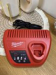  Milwaukee batteriladdare 12 V som ny 