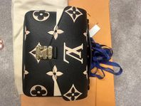 sprillans NY pochette metis från Louis Vuitton 