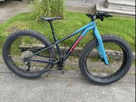 Fatbike Trek Farley 5 svart/turkos, storlek S