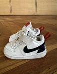 Oanvända babysneakers från Nike, strl 18,5