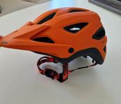 Cykelhjälm Giro Montaro MIPS orange