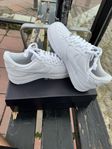 Nike Air Force 1 '07 Flyease Vit Storlek 42