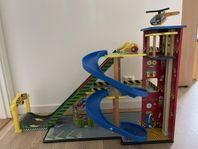 KidKraft 63267 Mega Ramp Toy Car Race Track Set