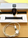 Apple Watch 6 GPS + Cellular 44 mm med Sololoop & Läderband