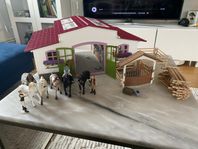 Schleich stall med div hästar 