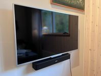 TV med soundbar och väggfäste