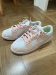 Nya: Nike Sneakers (Dunk Low) vit/ljusrosa