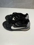 Nike fotbollsskor storlek 28