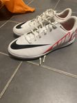 Nike fotbollsskor inomhus/futsalskor stl 37,5