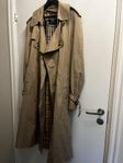 Burberry trenchcoat 