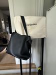 Musubi Midi shoulder bag från Acne Studios 