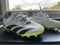 Fotbollsskor Adidas Predator strl. 34