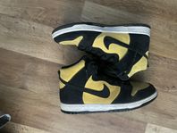 NIKE SB DUNK HIGH RETRO MAIZE AND BLACK