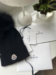 Moncler mössa med pom pom 