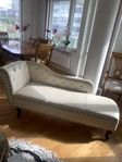 Elegant Chesterfield-schäslong – gräddvit