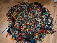 Lego - cirka 18 kg med legogubbar