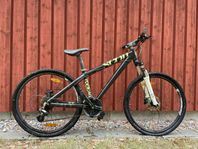 mountainbike av märket Scott 24 tum