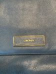 DKNY clutch i skinn nyskick