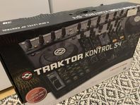 Native Instruments Traktor Kontrol S4 - DJ midi controller