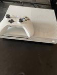 Xbox One S med spel och kontroll till